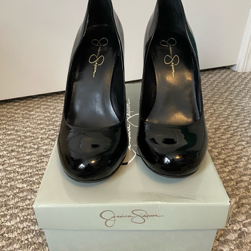 Jessica Simpson pumps